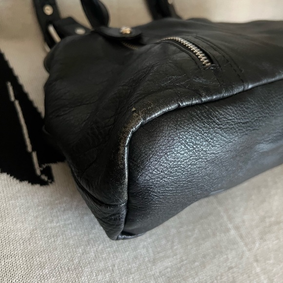 Elegant Black Leather Handbag - Picture 4 of 8